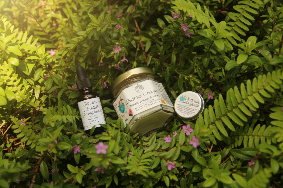 Produits visage Beija Flor sur fond naturel